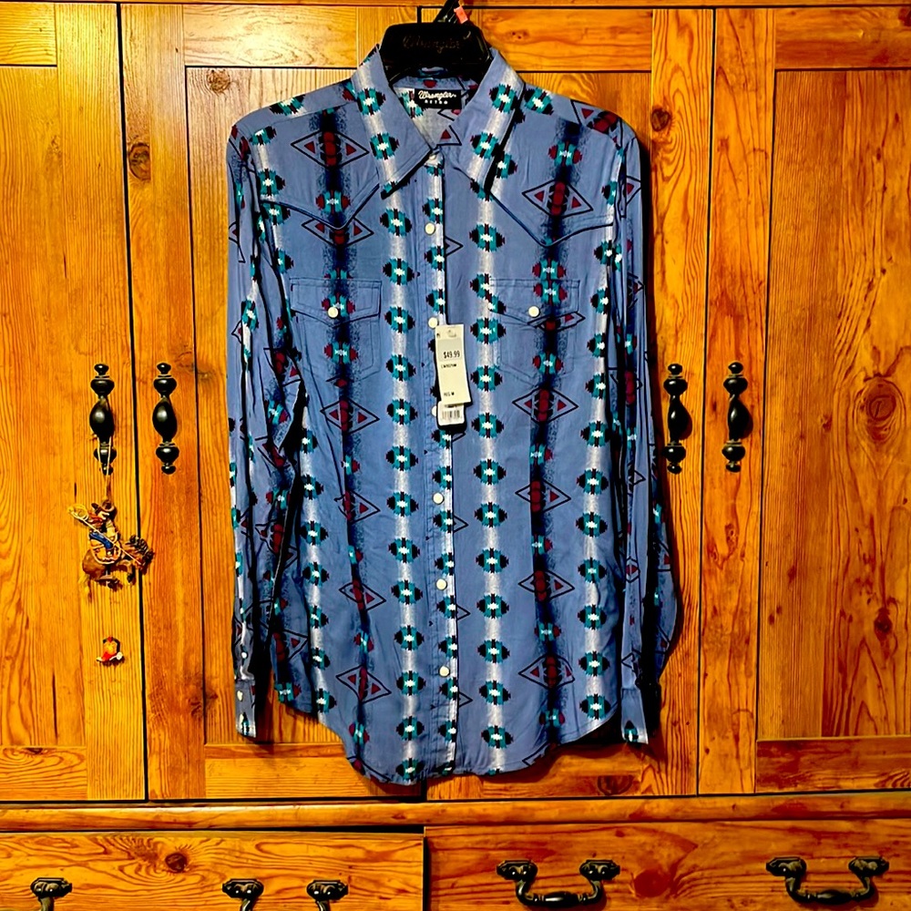 NWT woman’s wrangler retro button down